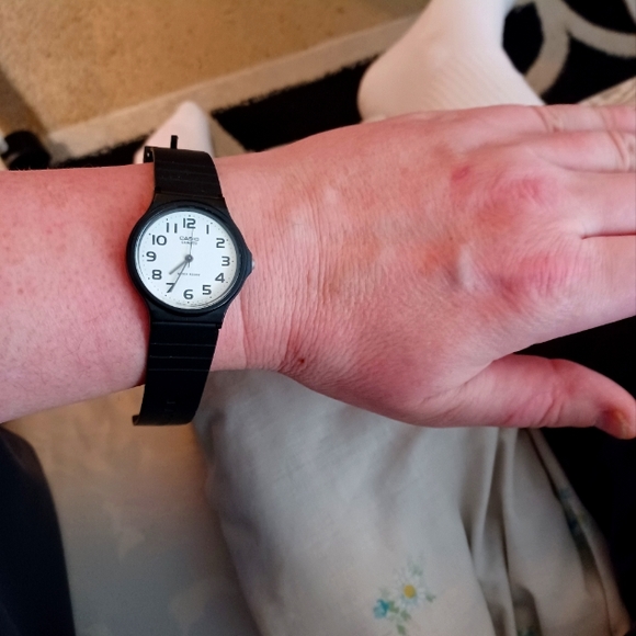 Casio/Quartz 1330 MQ-24 black watch! - Picture 2 of 4